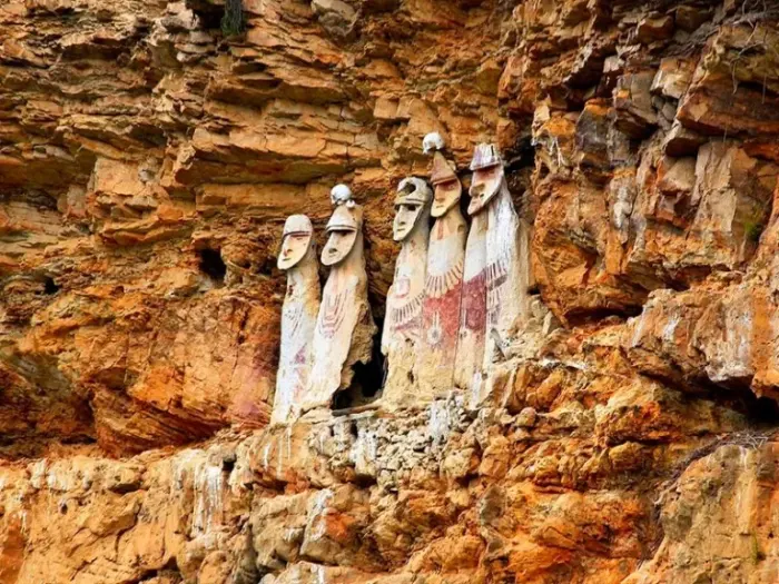 Tour Sarcófagos de Karají